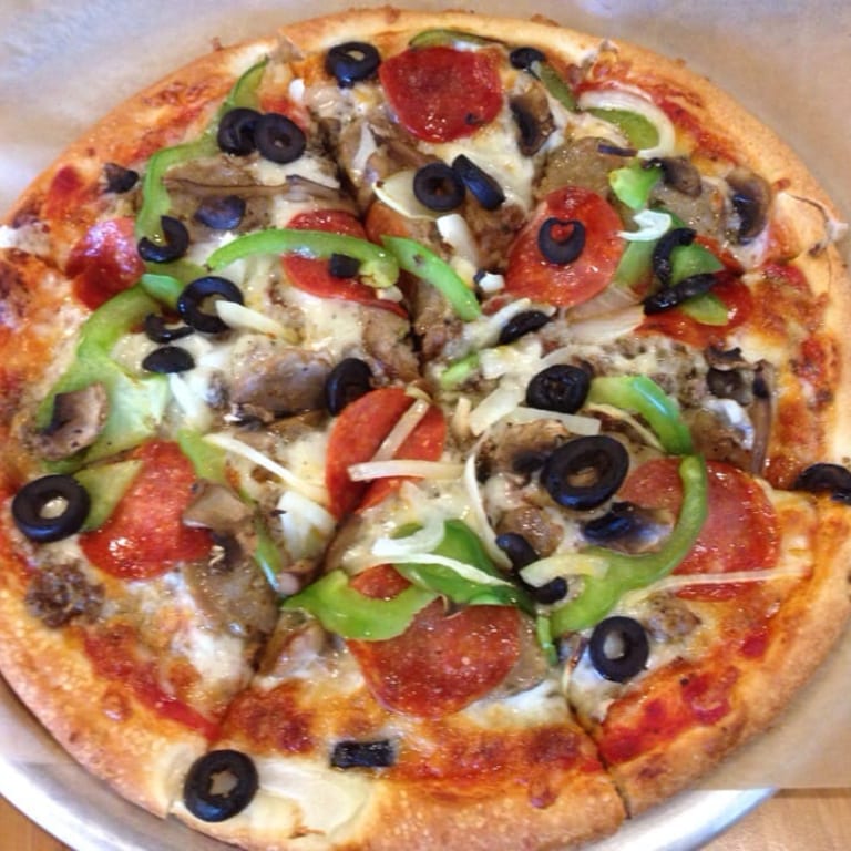 Supreme Pizza: A Flavorful Mediterranean Delight